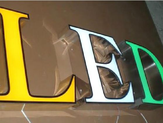 兴文介绍LED招牌的基础知识。